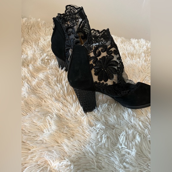 COPY - Ladies heels so cute with lace size 8 - Picture 1 of 5